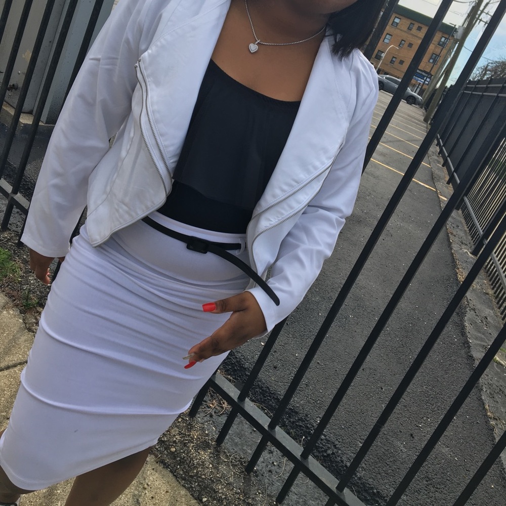 White fitted skirt